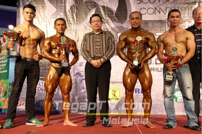 Winners of each category: Alrzrin, Wilfred, Jeremiah, and Louis Glass. Middle: Dato' Wee Hong Seng.